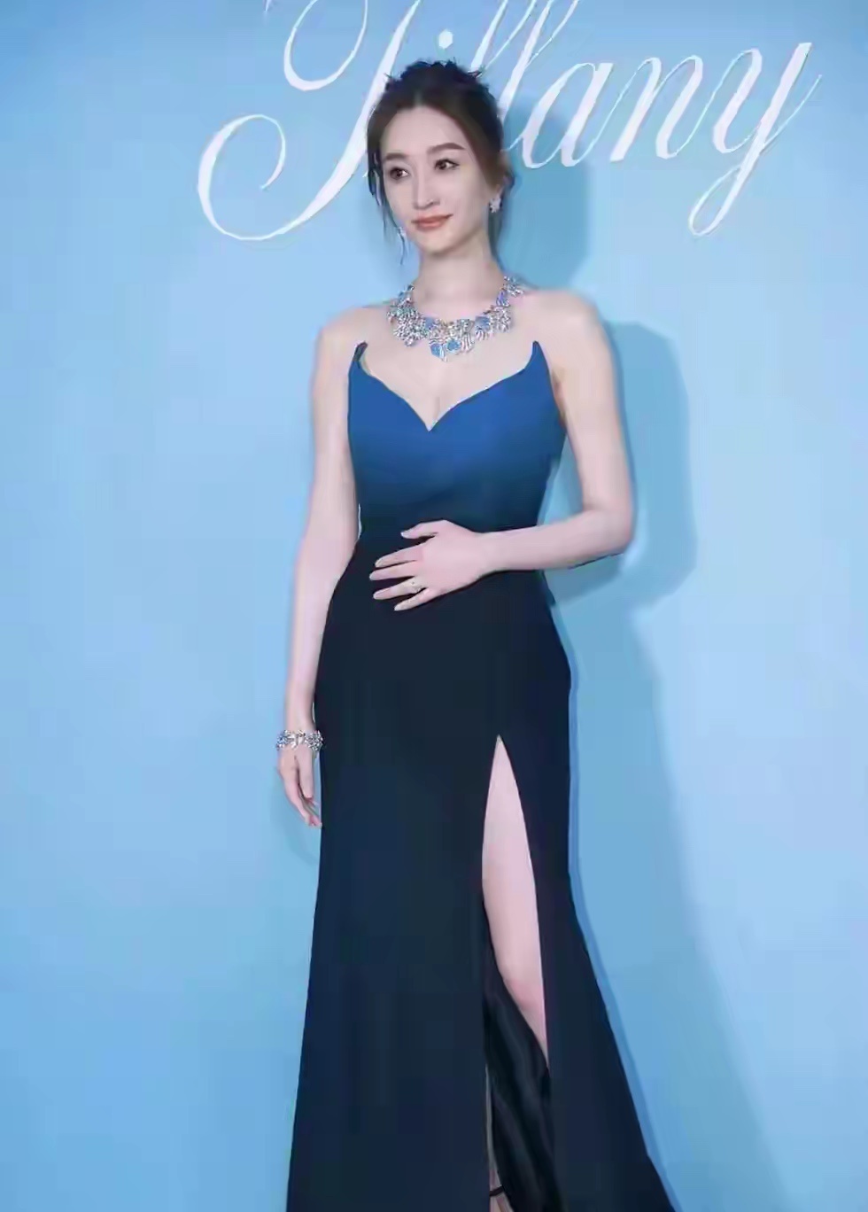李小冉身穿一袭渐变色抹胸开衩礼服裙，简直瞬间女人味“十足”