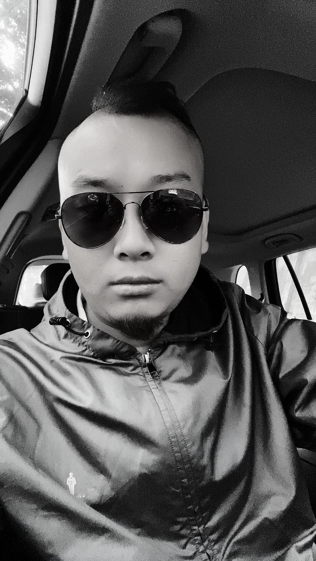 突然，发现自己“老了”，
以前，向往诗和远方，
现在，万物可爱，悦己者，自成山海