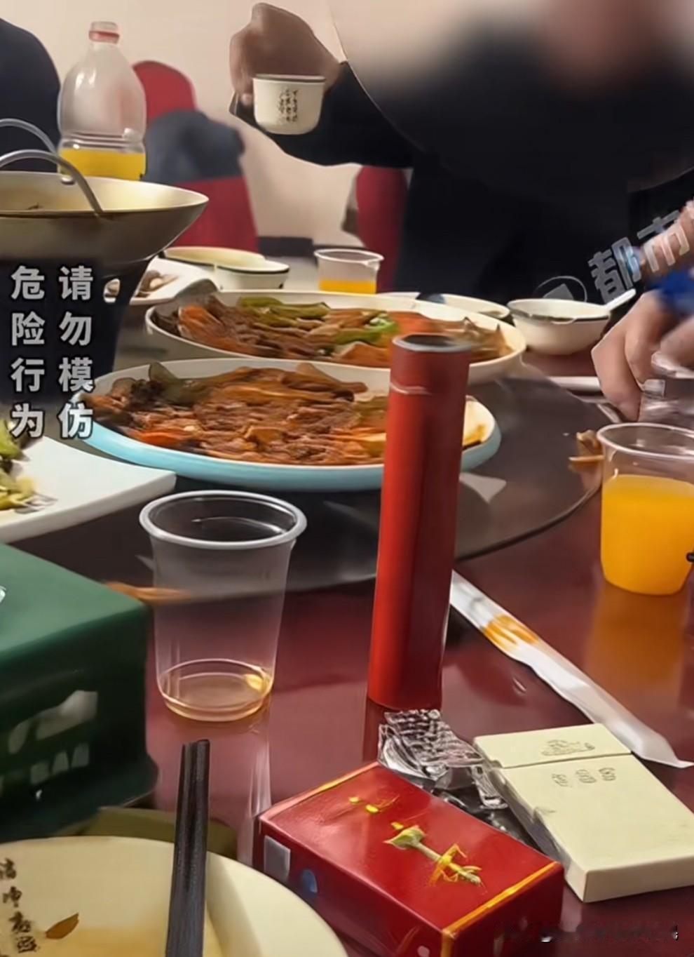 哥们儿几个想着聚聚餐，一起说说话，吃吃喝喝，谁知道其中一哥们儿酒后犯浑，餐桌上点