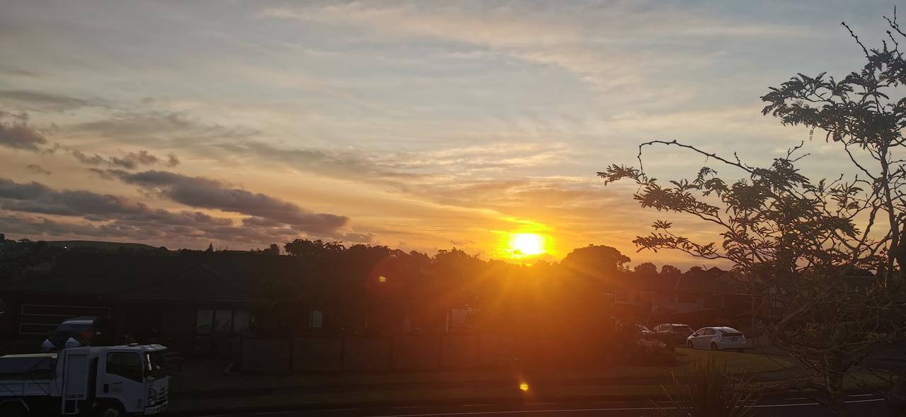 昨日的晚霞，映红了天空。有句话说，夕阳无限好，只是近黄昏。想想自己，已经是退休的