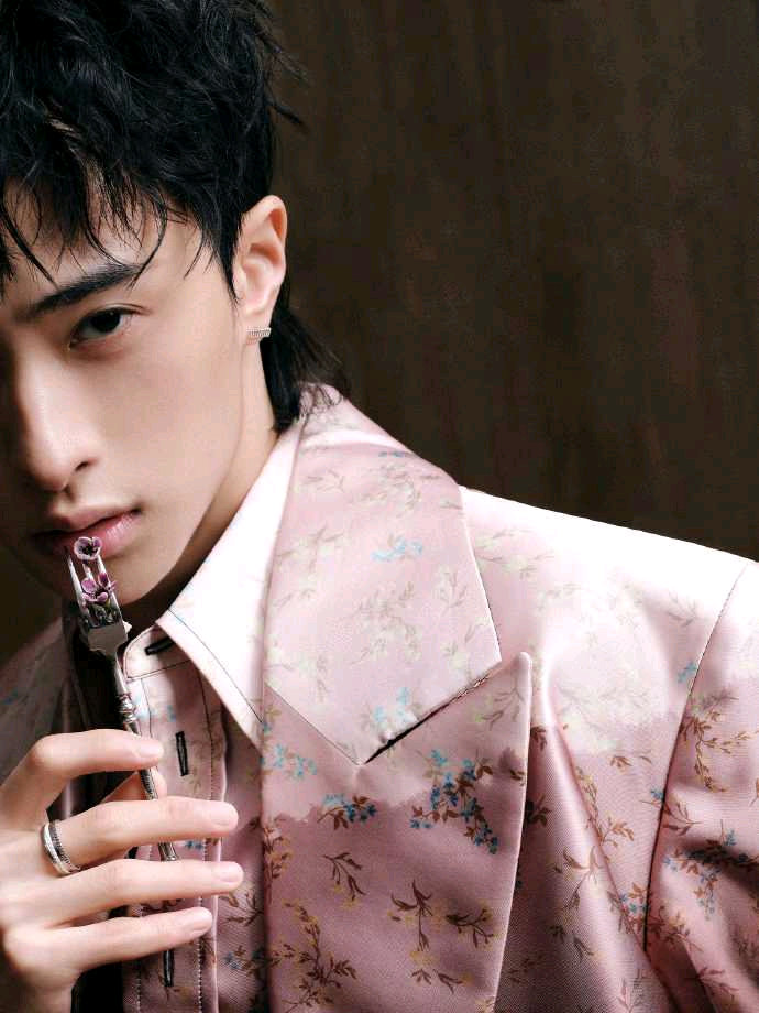 恩利桃花坞6生图状态恩利首个常驻综艺恩利首个常驻综艺来啦！桃花坞6路透生图超能打