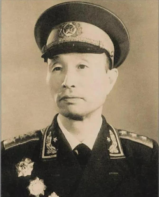 1964年，张爱萍将军到酒泉某基地视察，突然，他发现有10多名背着斜挎包的战士站