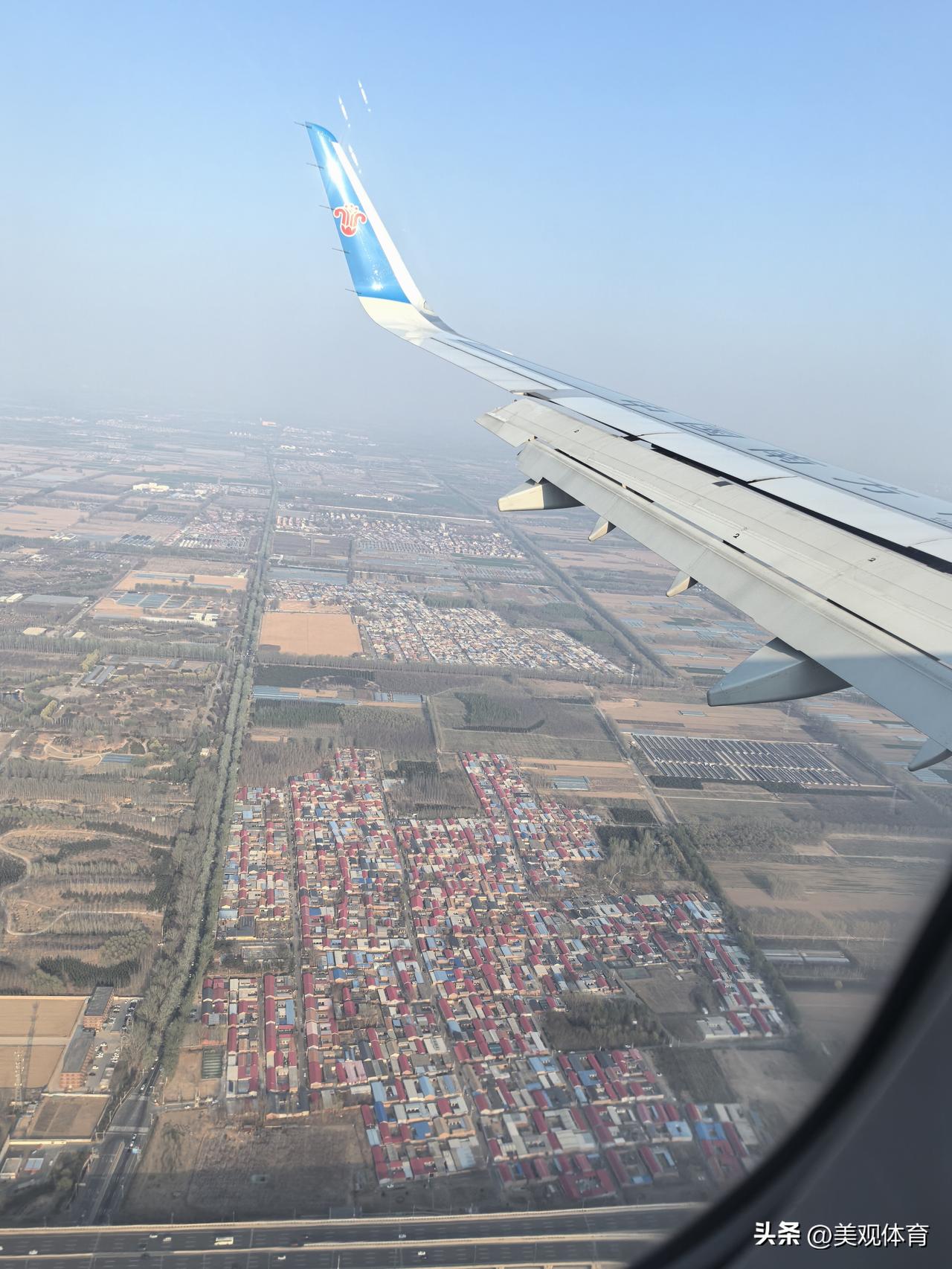 红色屋顶的北方村庄