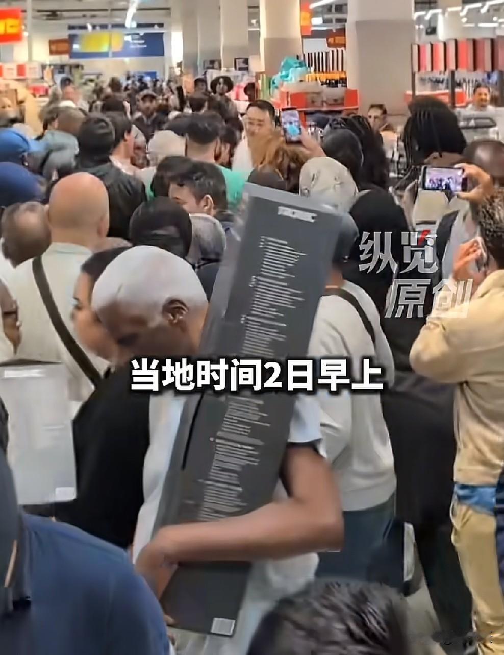 看到法国在超市抢空调、风扇的画面，都说绅士、浪漫啊，抢的时候一样推搡，硬挤，我笑