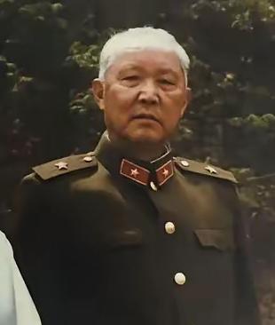 1960年，傅崇碧准备回四川老家通江，可当他听说许多烈士的父母、妻儿在等他时，他