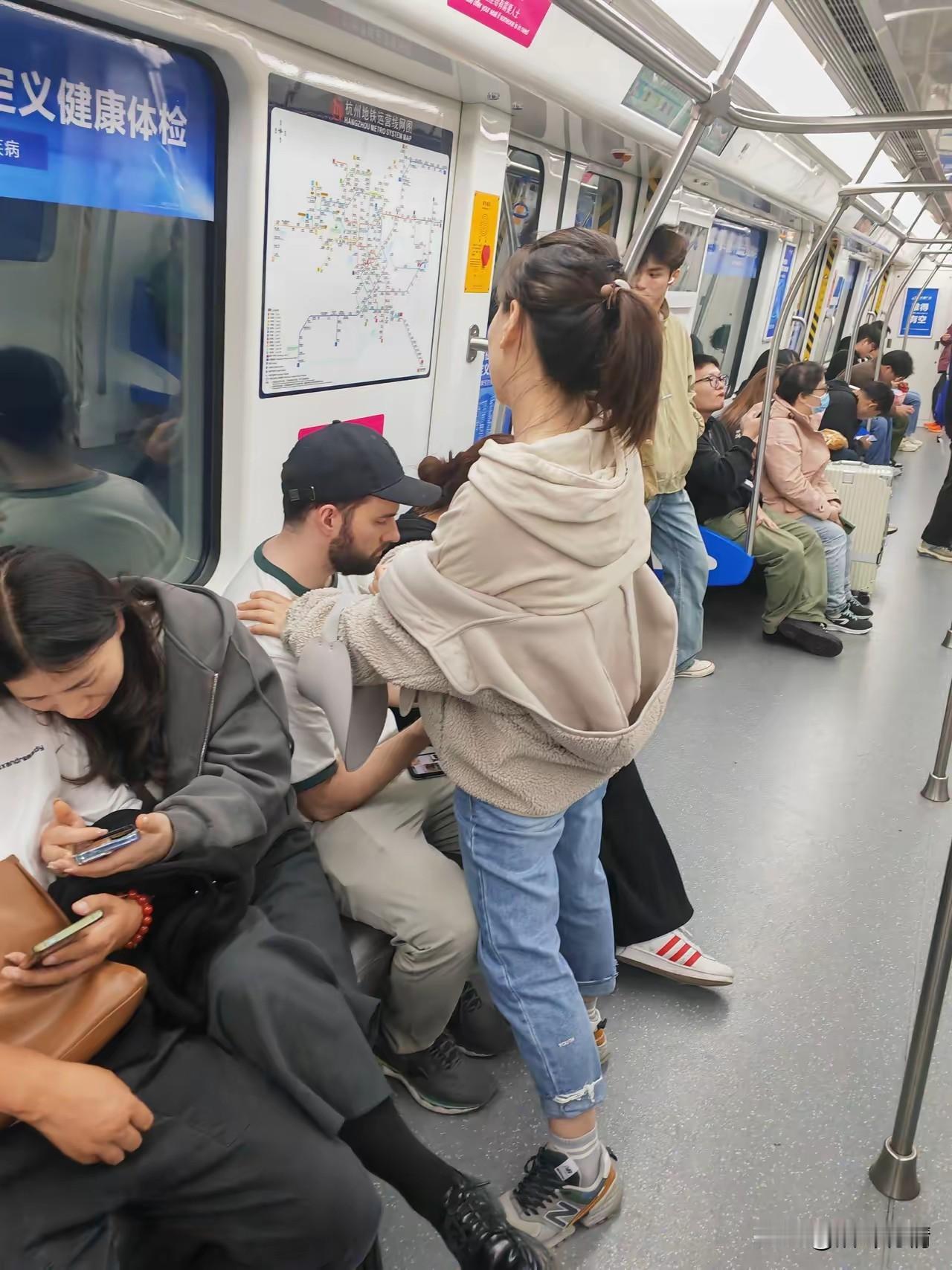 地铁上惊现这一幕，女孩找了一个印度男友，两个人相处也算融洽，印度男友被她照顾的很