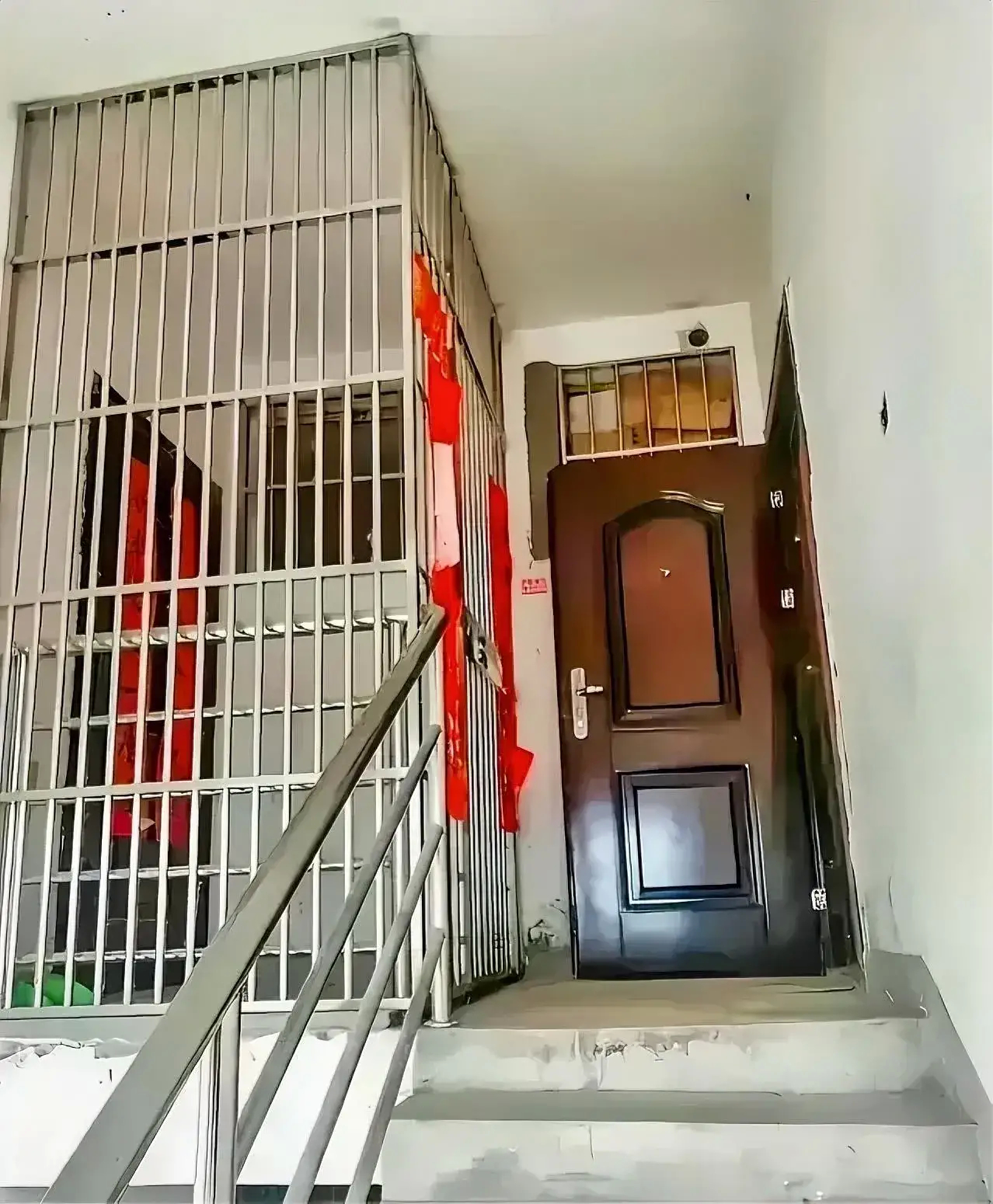 如果你遇到这样的邻居，你们会怎么办？别慌，看第二张图，我给你们支招。对方拦起来，