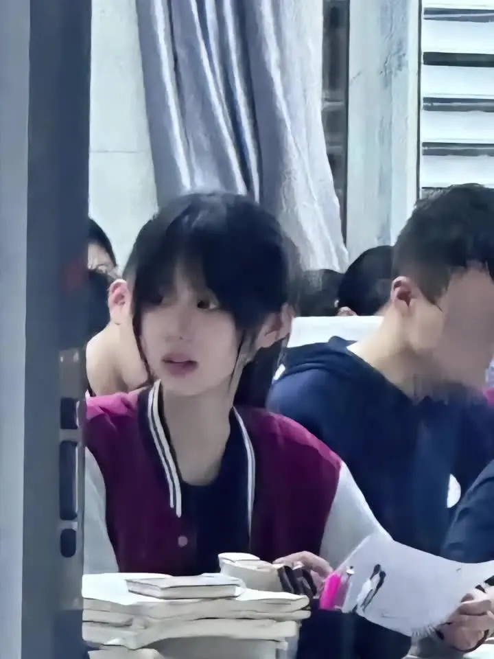 化学老师曾对我们说过：“如果你有喜欢的人，就对ta说，你永远是我的第51号元素