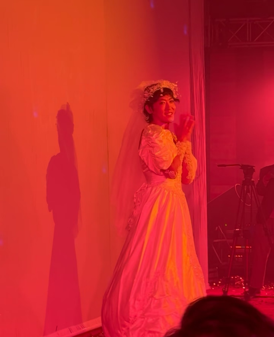 我真的要为姜思达今天新专辑发布会疯狂打call！把发布会搞成“婚礼”模式，这创意