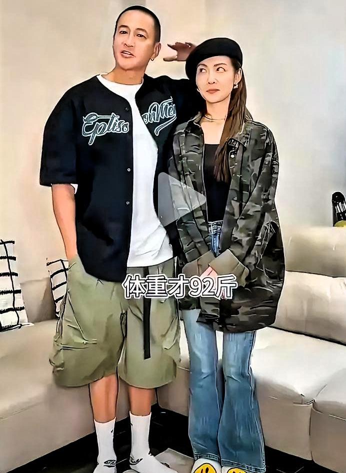 全网第一个这么晒老婆的明星，也就何润东干得出来。

人家晒合照都是精修大片，他倒