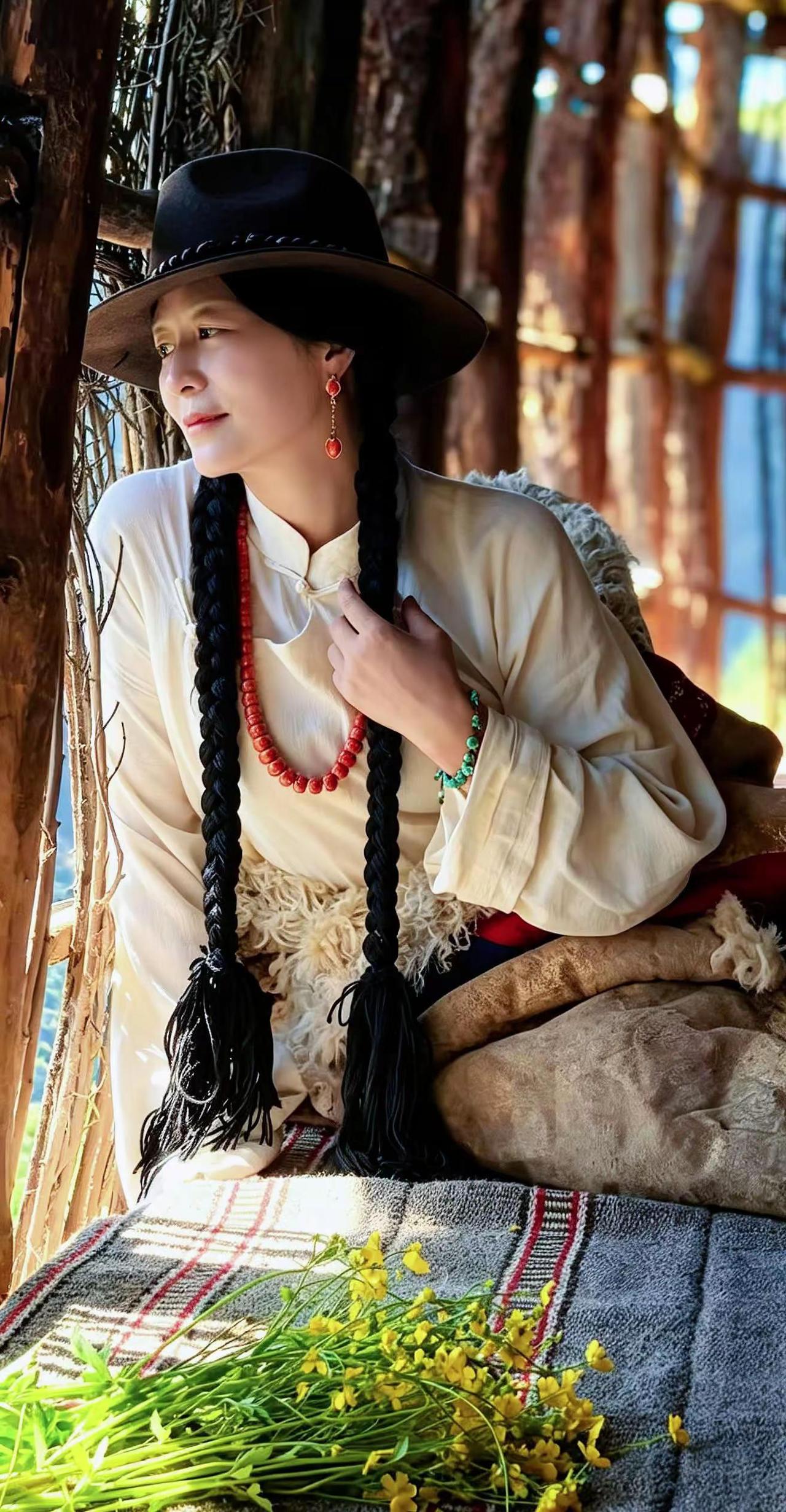 格香，桦树辫子走廊，阳光撒在碉楼的回廊里