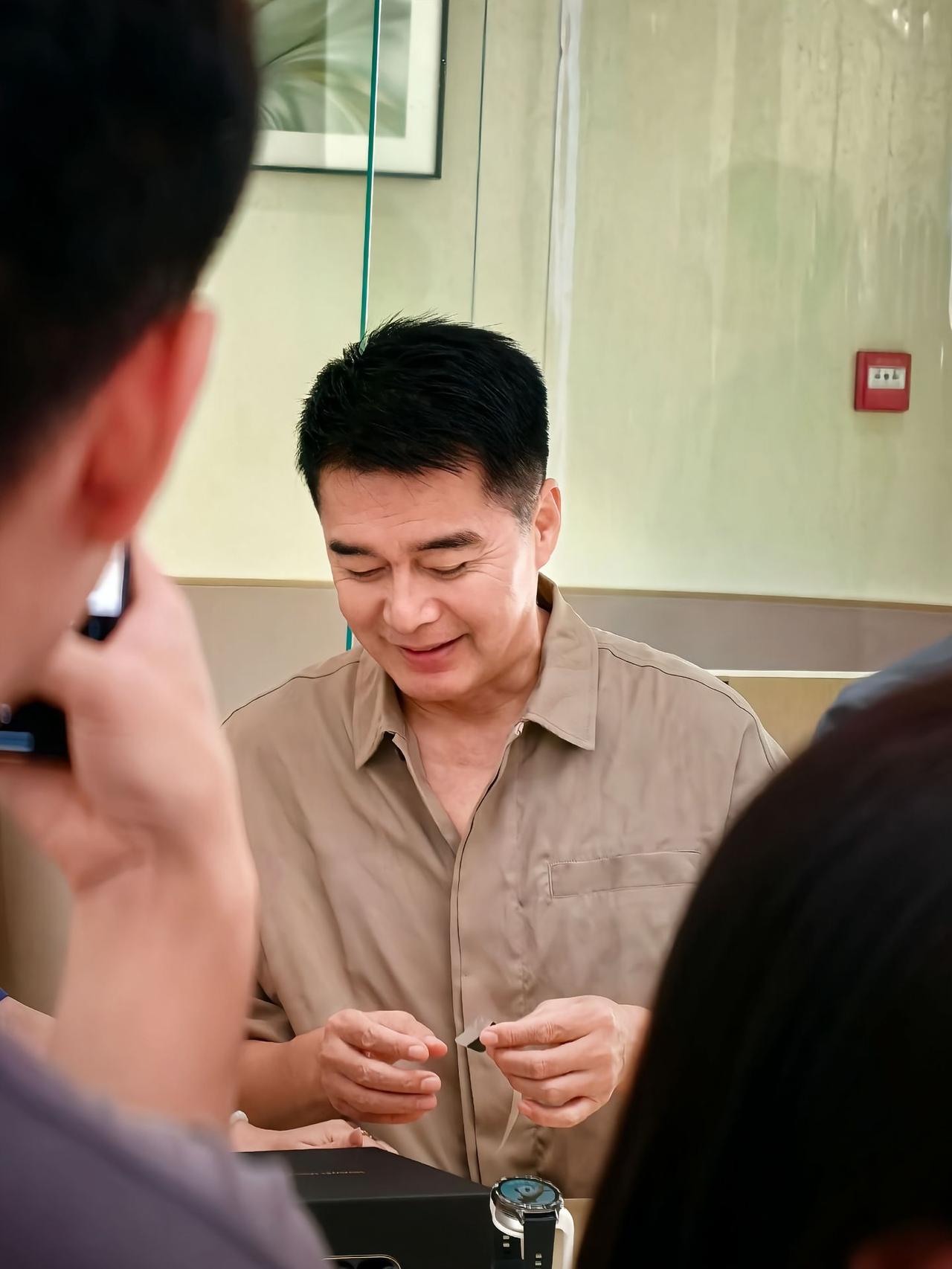 祁厅长许亚军不管是看三折屏手机，还是乘坐尊界S800座驾，对消费拉动并不重要，而