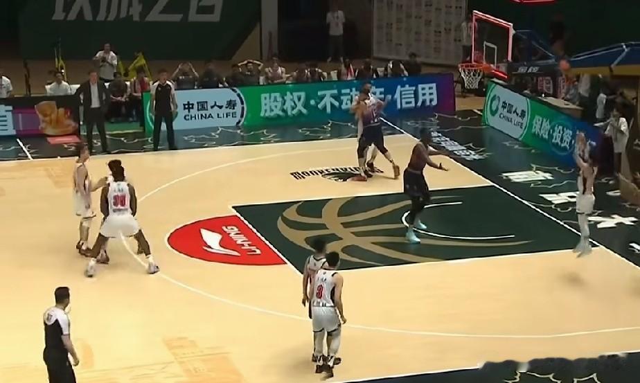 广东宏远没了骄傲的资本，客场首战被1南京同曦1分险胜。整场比赛双方打的你来我往，