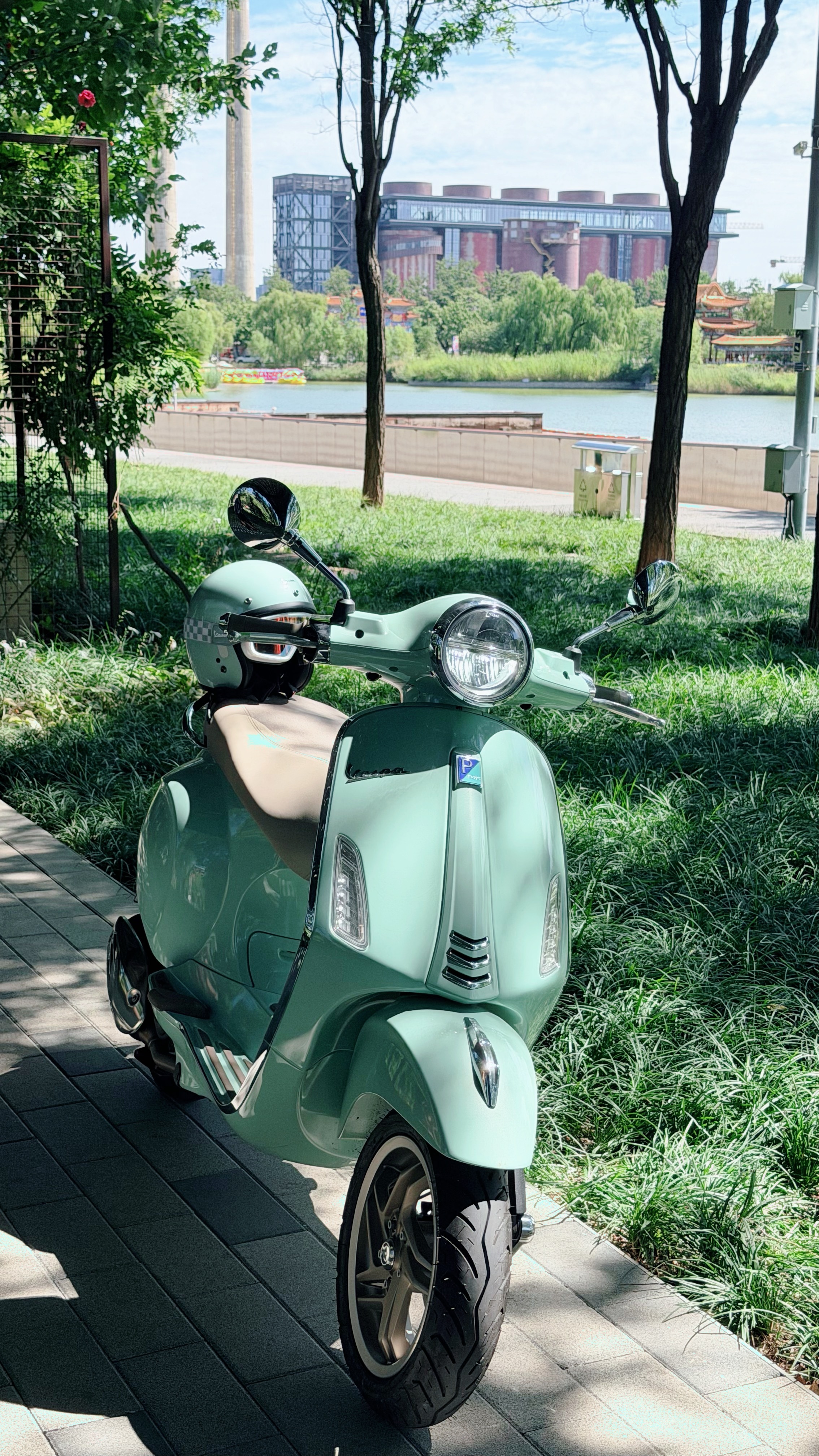 这几天的大玩具，Vespa180，轻巧灵活，它已经不是一个交通工具，每天想骑它应