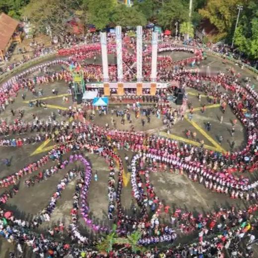 目瑙纵歌全网播放破20亿，是民族文化破壁传播的标志性事件。这首爆火歌曲的词作者全