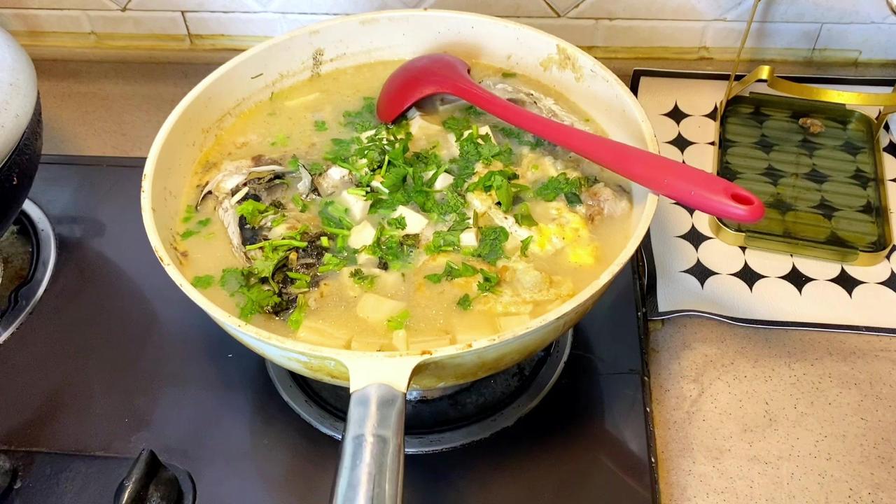 💰一锅鱼汤，拿到饭店不卖100也得卖80，没有一点科技与狠活，靠的就是真材实料