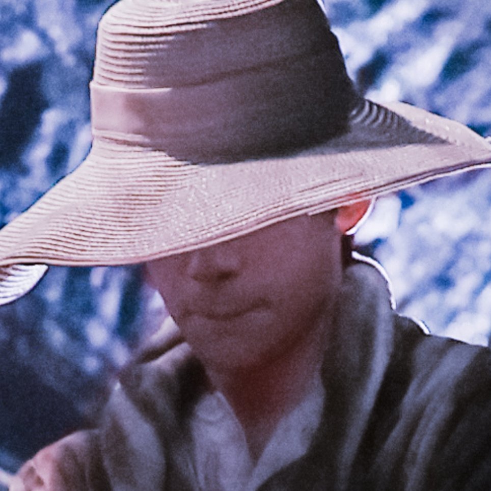 嗯嗯穿着女士大衣从宴会厅离开还要抿着嘴 