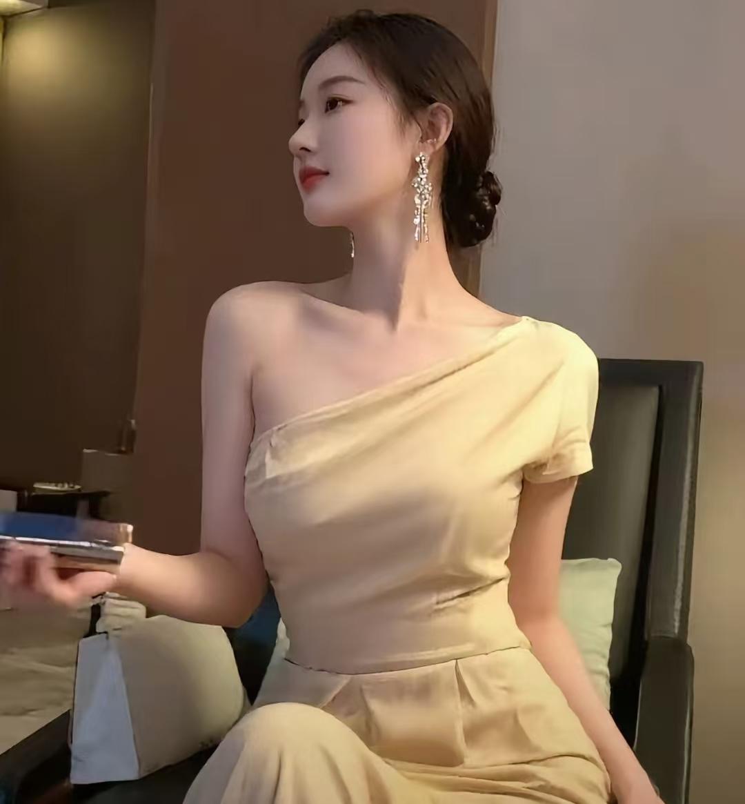 一身精致穿搭衬得她气质斐然，优雅得如同从画册里走出来一般，此刻正静立着翻看手机，