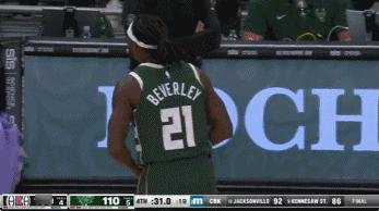 NBA赛场镜头：这俩货一个呲牙一个瞪眼，老夫掐指一算，怕是属狗的吧？
  不过单