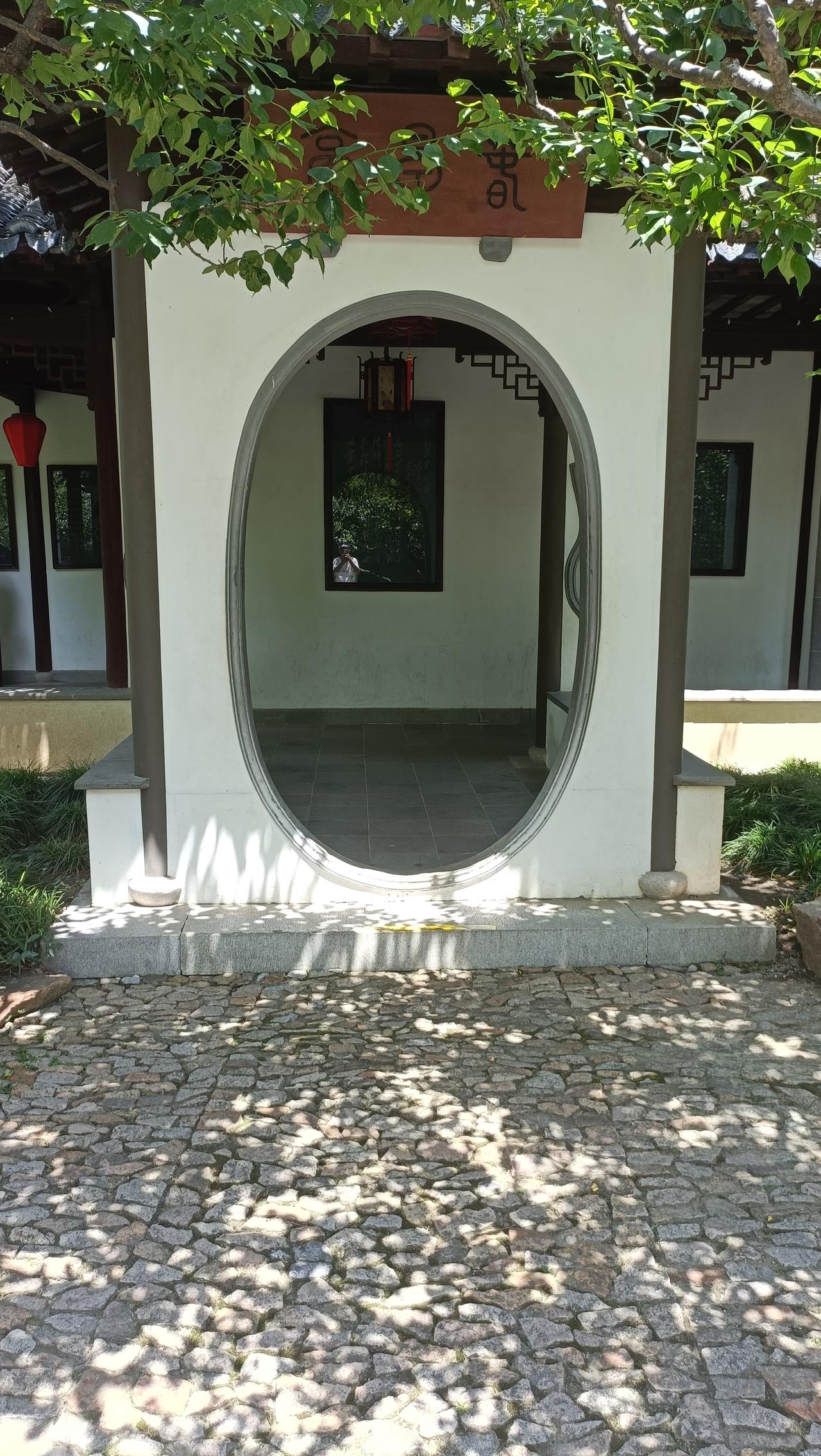 看到这地方像古色古香的院门，让我想起万江第八小学的镜溪书院院门。它始建于清道光十