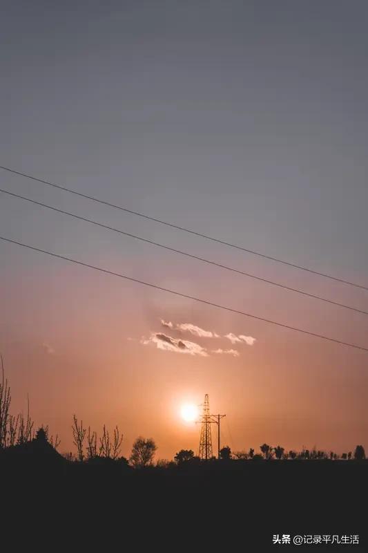 我拍到的落日瞬间天空被落日晕染成温柔的橘粉色，云朵像被点燃的棉花糖，在天际轻轻舒