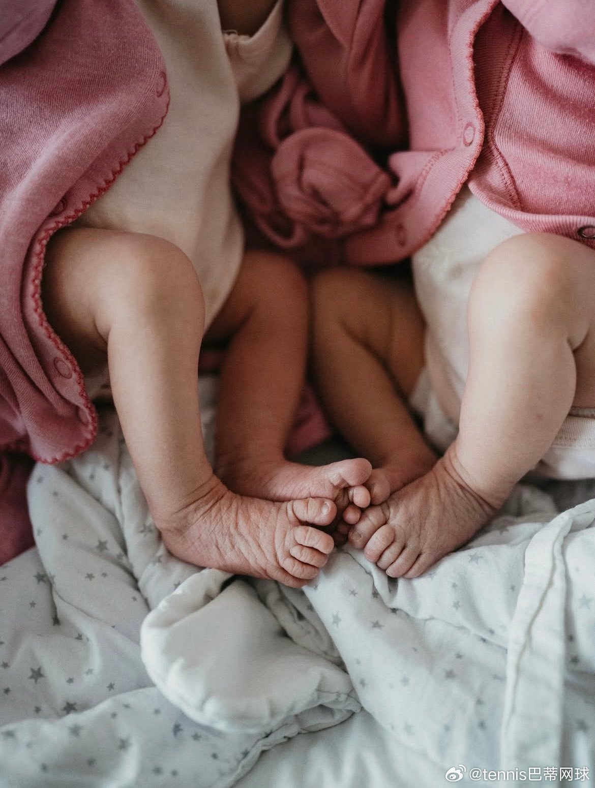 🇨🇿科维托娃生了一对双胞胎女儿！ 恭喜🎉家中又添新成员。他们的儿子彼得现在