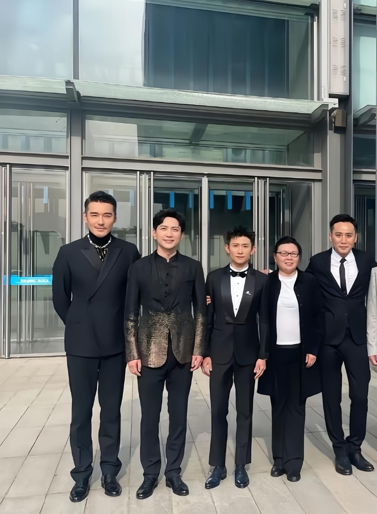 张一山是真的瘦，站在C位合影，快成“纸片人”了。

胡兵不愧是国际超模，笔直的站