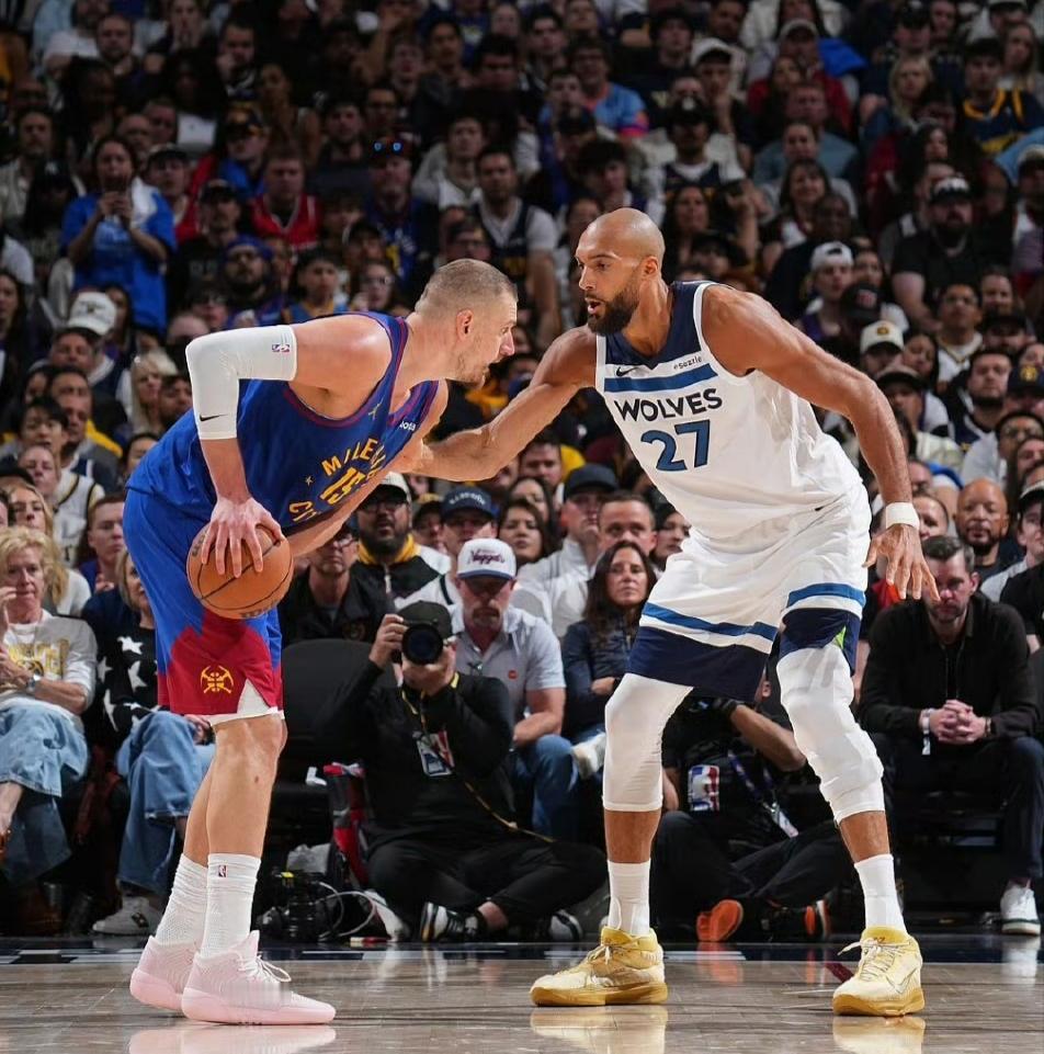 戈贝尔凭啥能防住约基奇？

森林狼客场19分逆转掘金，戈贝尔在第四节对约基奇的防