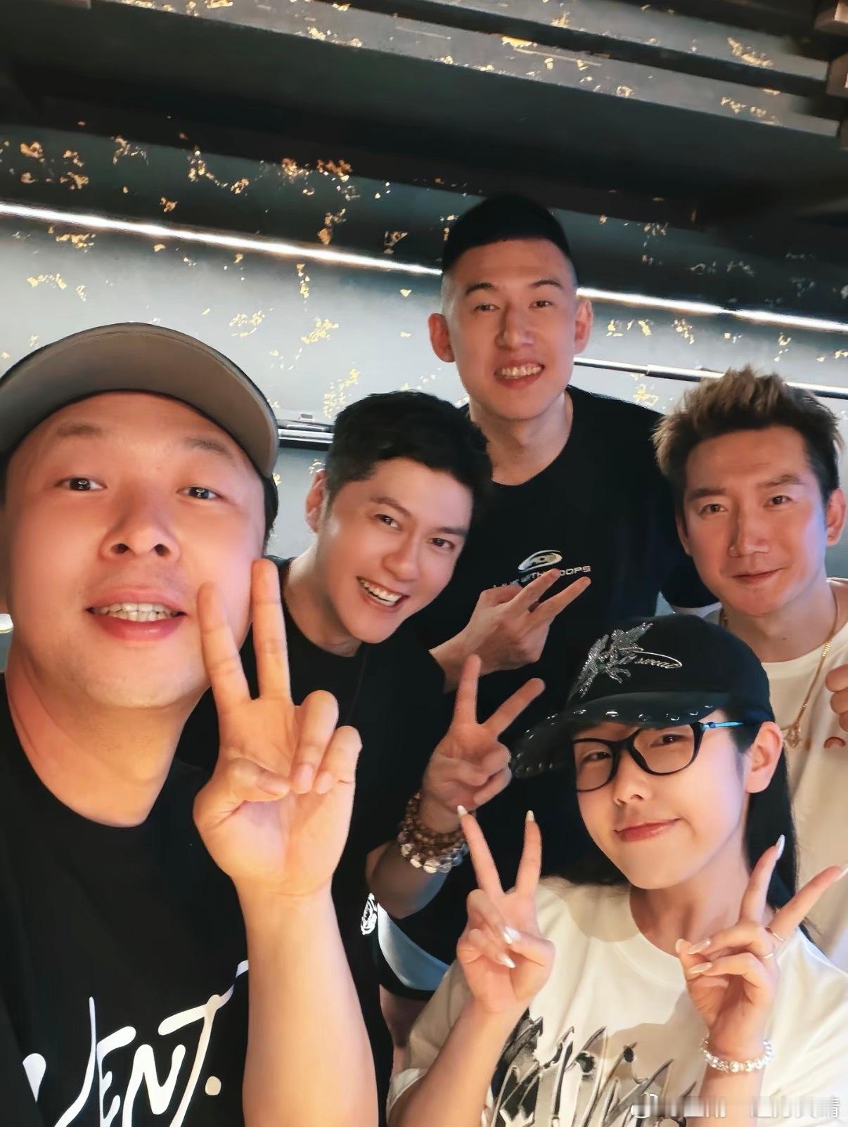 辽宁男篮付豪 大付跟朋友聚会，应该是东北超开幕式那阵。CBA