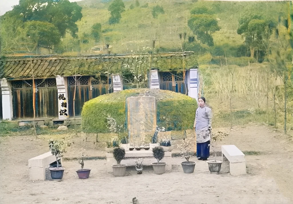 1908年，杭州西泠桥西侧，“鉴湖女侠”秋瑾的墓地，墓前简单立了块石碑...