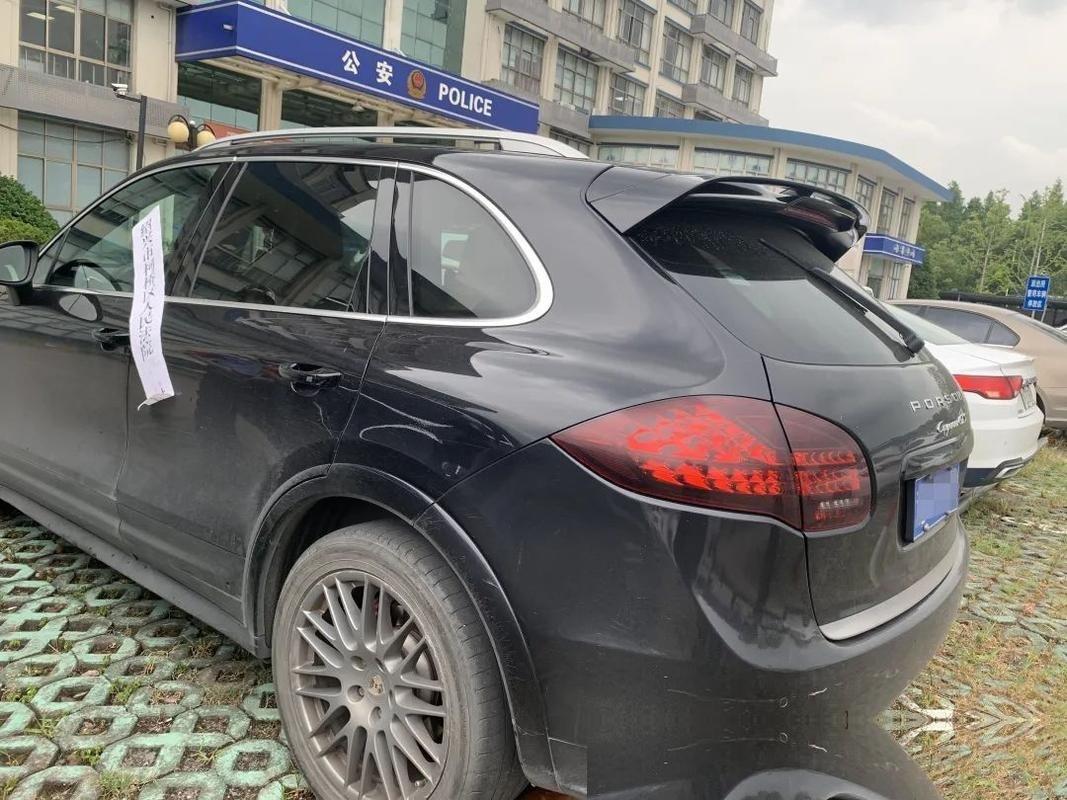 买个世界冠军级别的摩托车，还得拆成零件偷偷运，结果照样被当成违禁品给扣了。这到底