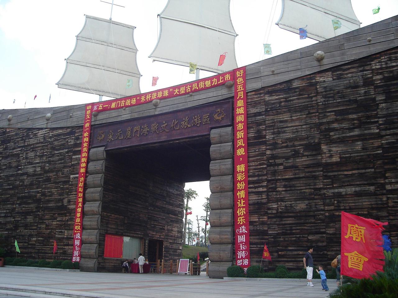 同样面对蒙古铁骑，南宋十万军民跳海殉国，日本却靠两场台风活了下来。很多人说日本运