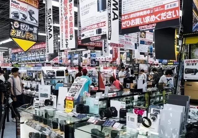 三星、东芝先后撤离，将生产线转移到越南；阿迪、耐克也相继跟进，把工厂搬往越南。如