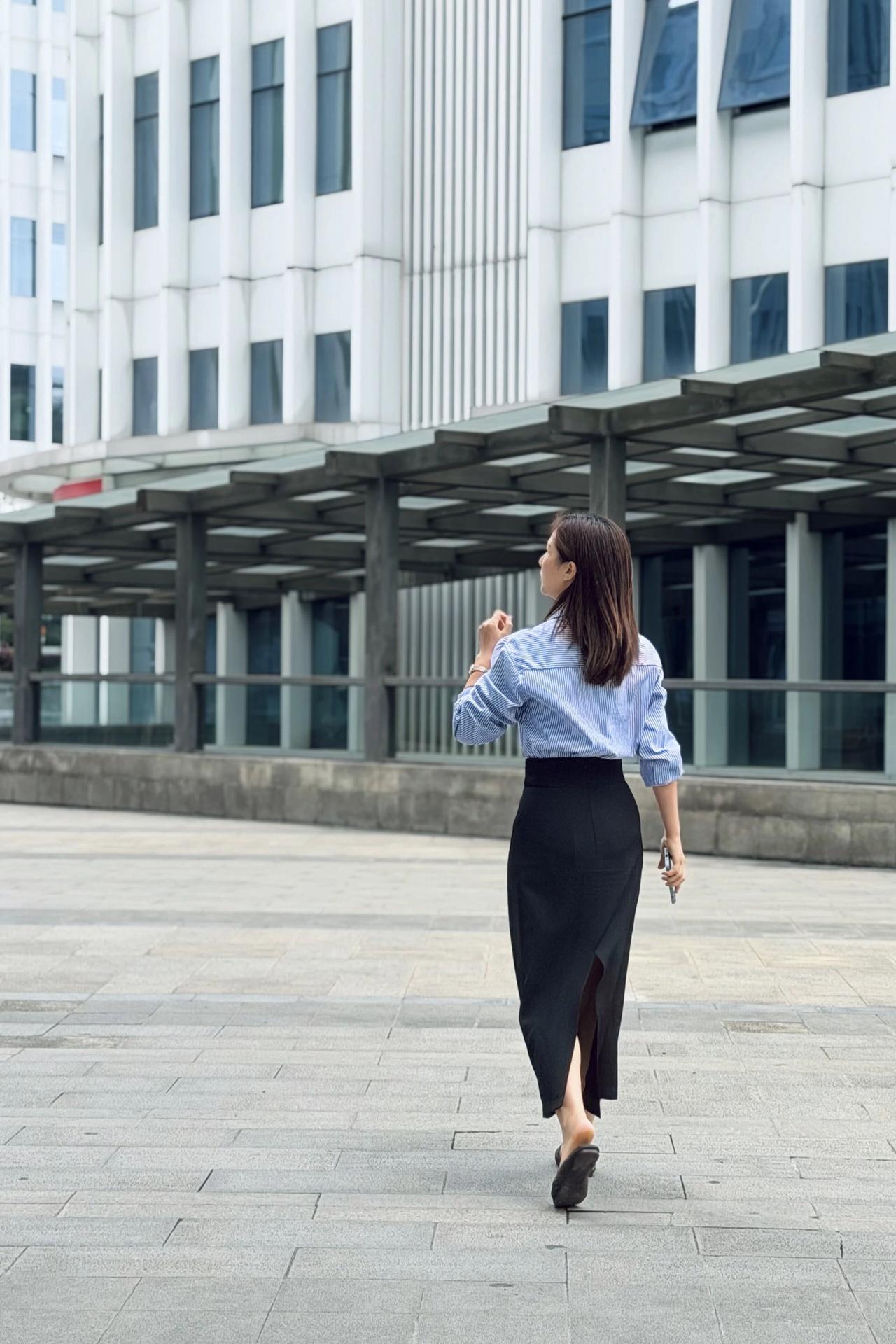 上班的职场女人，总是风风火火。
