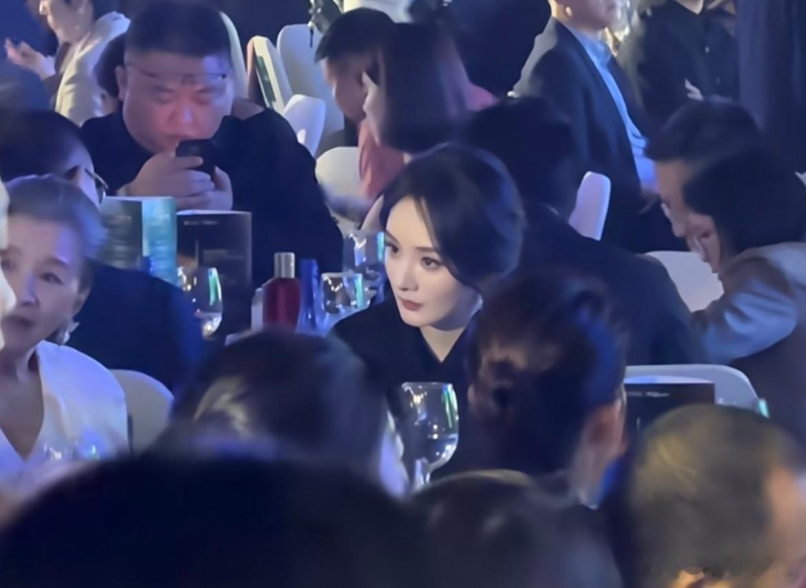 昨天姐对面坐的应该是海璐姐，所以飞吻是对着