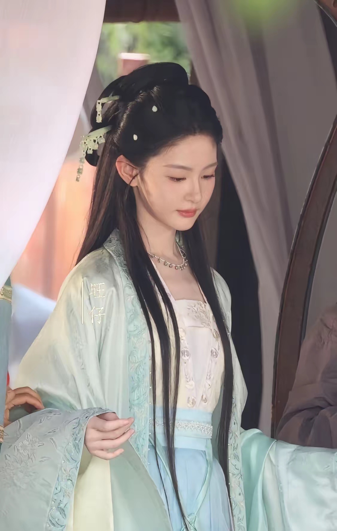 ？这居然是赵晴，漂亮了好多…感觉和为有暗香来时期完全不像了，上镜了好多，有女主相