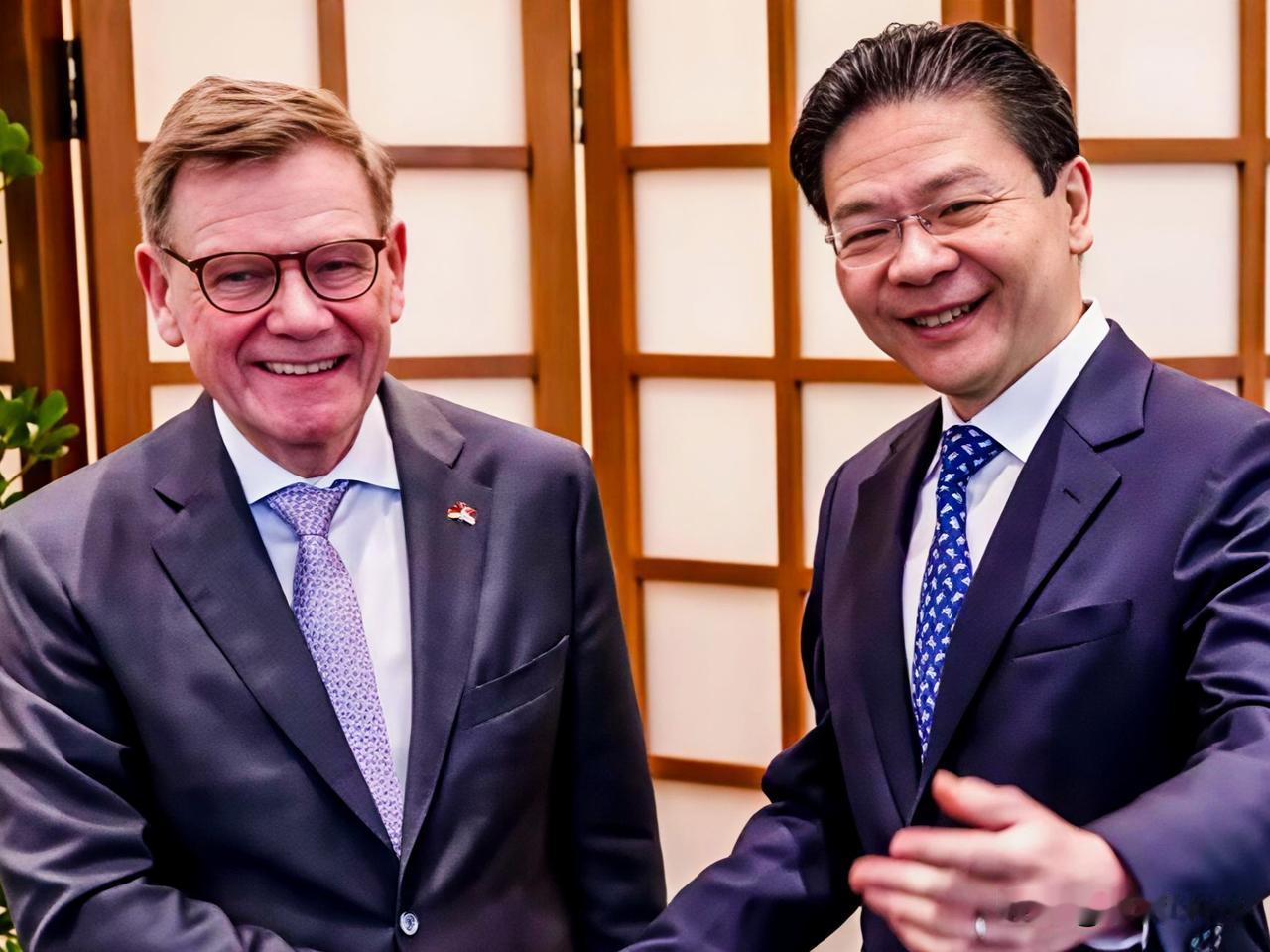 德国之声2月2日报道：“德国外长瓦德富尔在访问新加坡期间表示，尽管存在紧张关系，