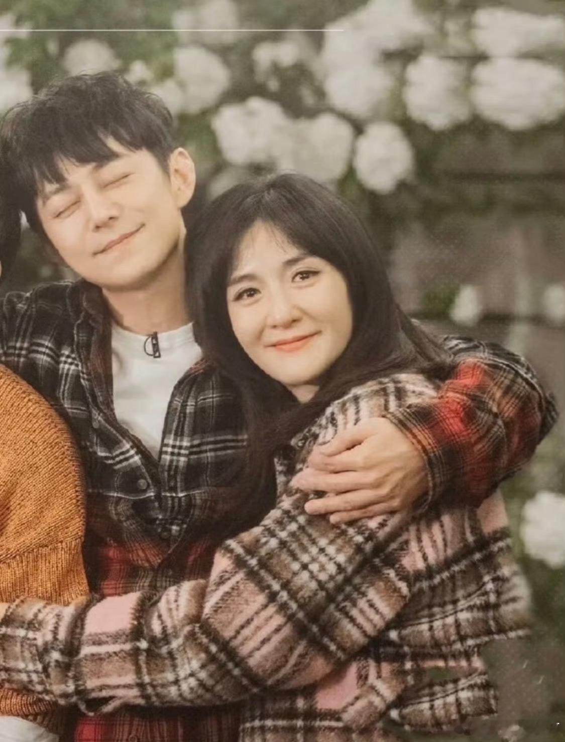 何炅谢娜顶峰相见什么栀子花和菠萝蜜对战，炅娜顶峰相见明明是俺们何炅谢娜也是顶峰相