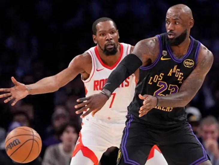 火箭VS湖人。这场比赛的焦点无疑是詹姆斯与杜兰特自2018年总决赛后的首次季后赛