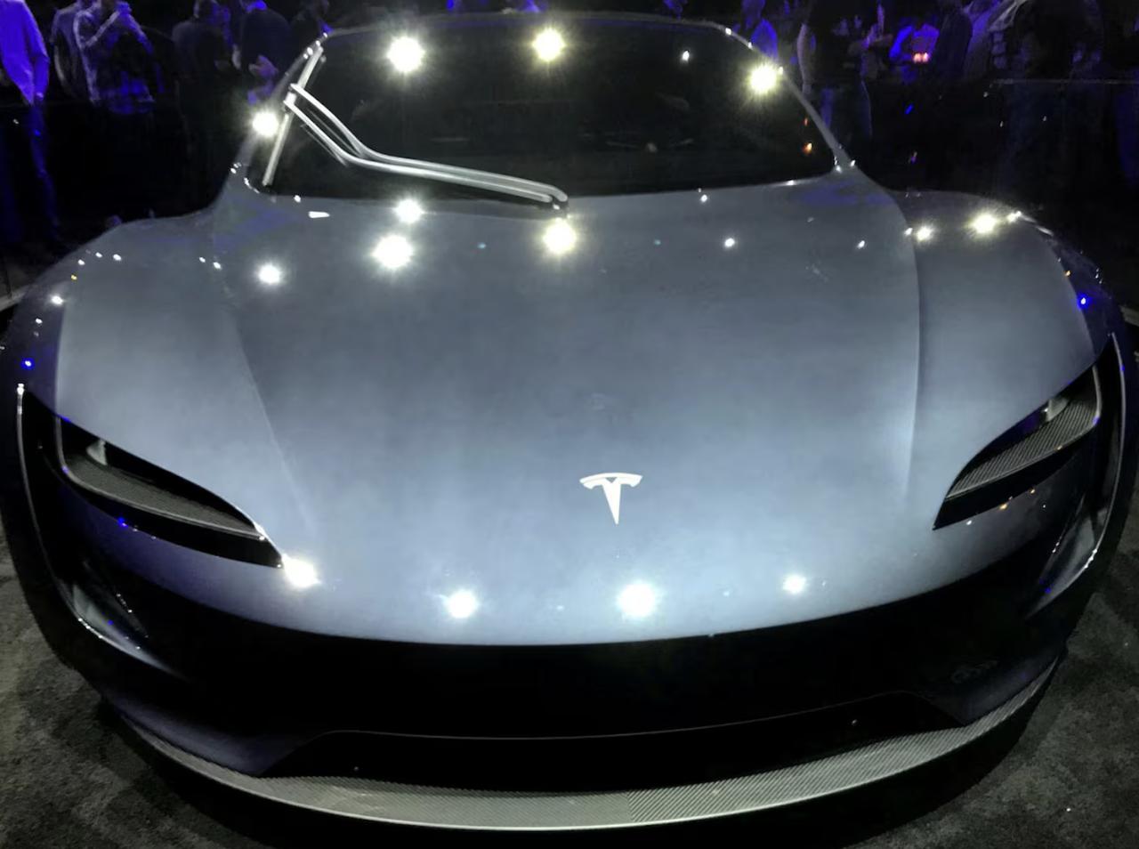 特斯拉或8月发布改款Roadster，带助推器“能飞”
唉关于特斯拉改款Road