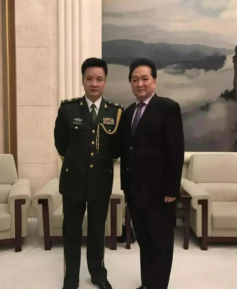 镜头中著名歌唱家阎唯文身着笔挺的戎装，看上去沉稳敦厚，一脸正气，英姿昂藏；一旁的