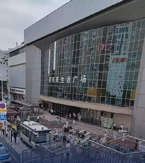 胖东来闭店一天整条街都没人出摊真是大树底下好乘凉！8月13日记者走访许昌，在胖东
