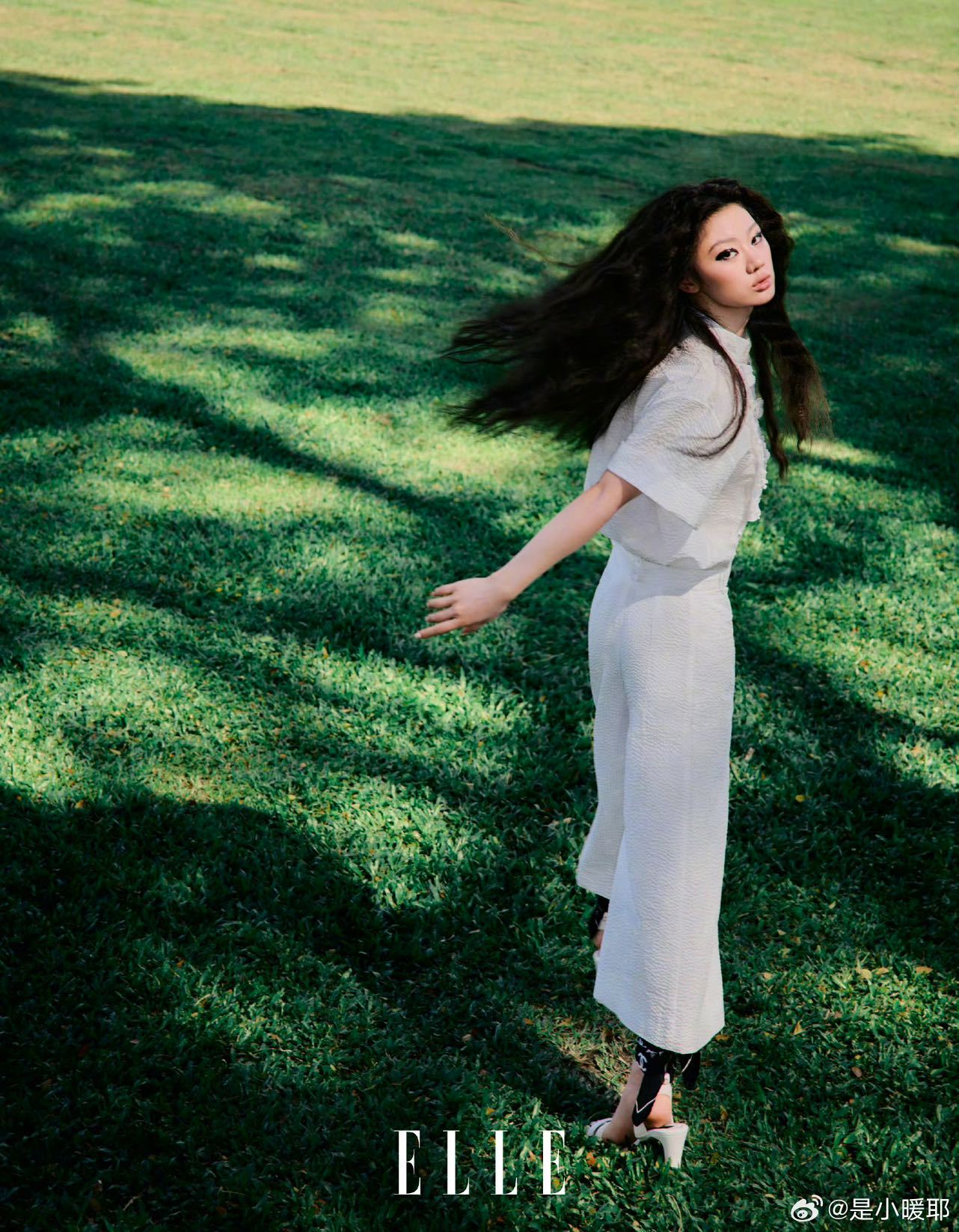 刚把大片设成壁纸，单依纯海陆世界大片 把ELLE80周年收官封的主题拿捏了，海陆