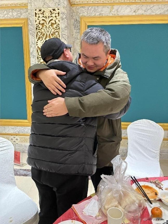 真想不到！7年前移民美国的老战友回国，我们在郑州希尔顿为他接风洗尘，订了15道菜