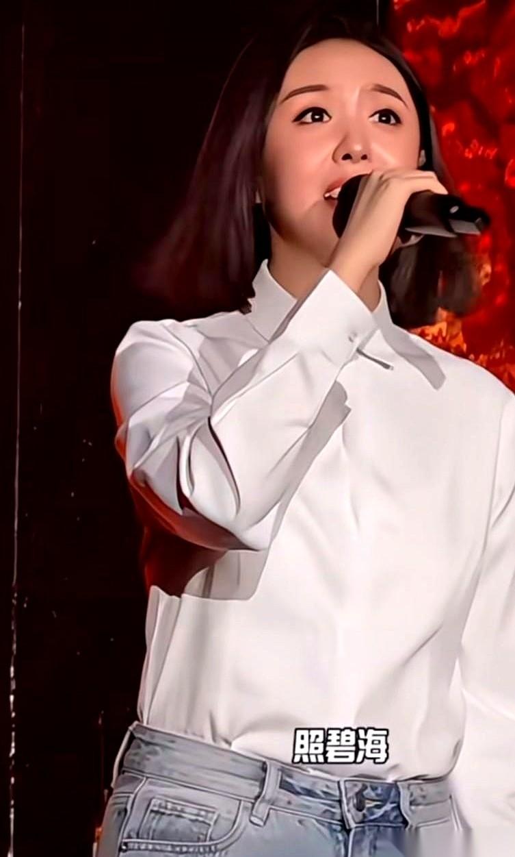 一条牛仔裤，就这么站到了交响乐团中间。
背后是一片黑压压的燕尾服、晚礼服，一丝不