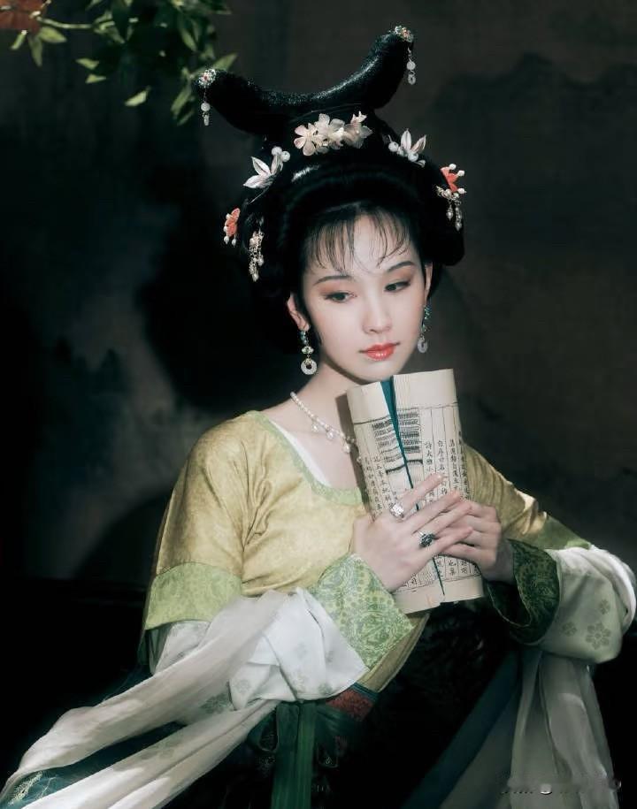 陈都灵这样也太美了吧！古典妆容就是这样，比较注重眉眼、唇部的勾勒，我觉得恰恰证明