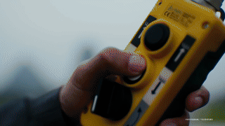 沃尔沃XC70被热气球带上35米高空 这种自由落体安全实验也是玩出新高度了沃尔沃