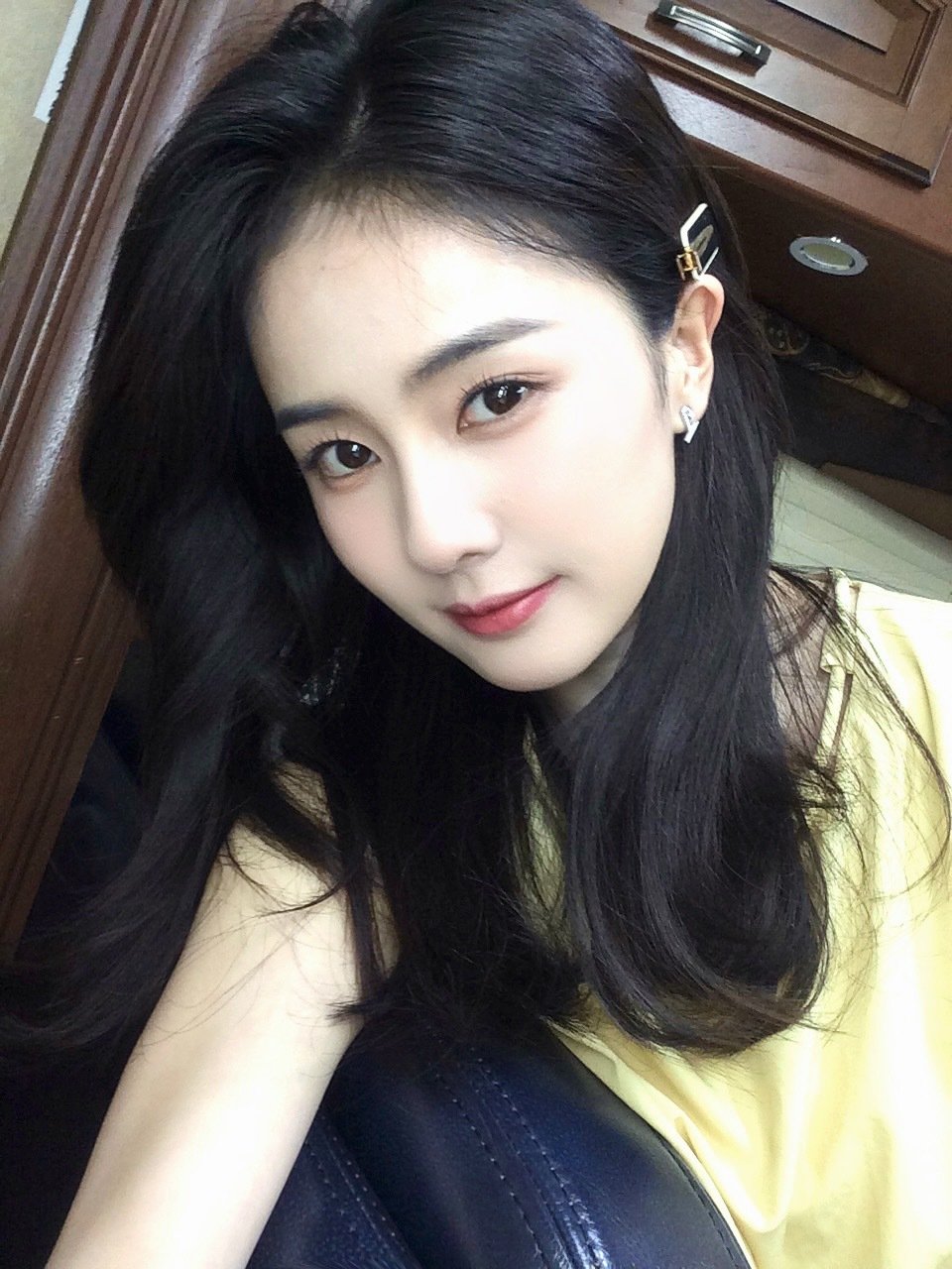 白鹿用三个词形容MC团队被问起MC团队，白鹿脱口而出三个词：和谐、效率、默契。大