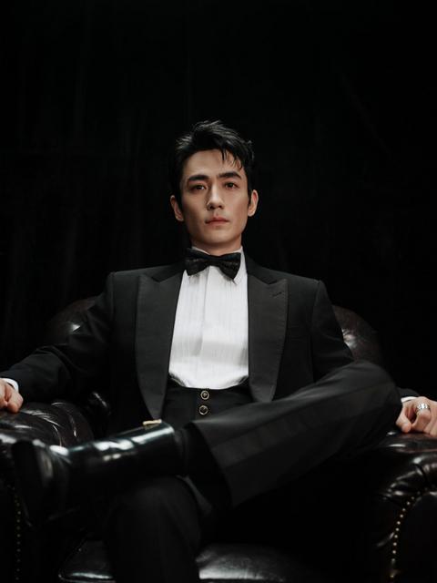 朱一龙好像又解锁了新的电影风格爽感拉满！朱一龙新片《空枪》官宣来袭！从殡葬师到癫