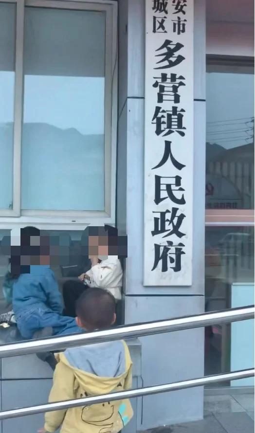 孩子们的做法对吗？
四川雅安市。
“多营镇人民政府”的牌匾上，出现歪歪扭扭的涂鸦